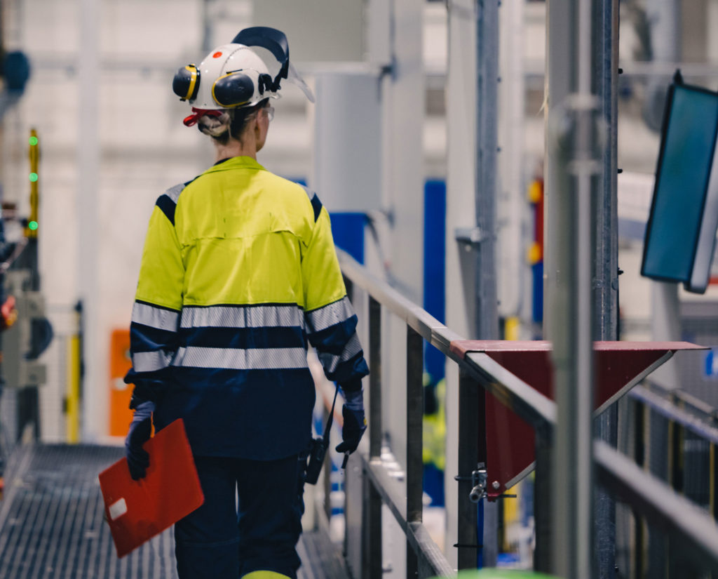Cecilie, Nel employee from behind in a factory